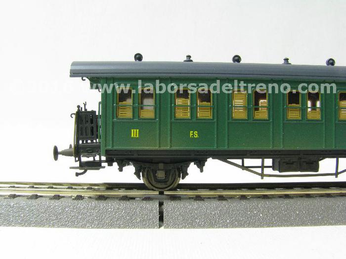 581007 Carrozza a scompartimenti a 4 assi di 3a classe con finestre