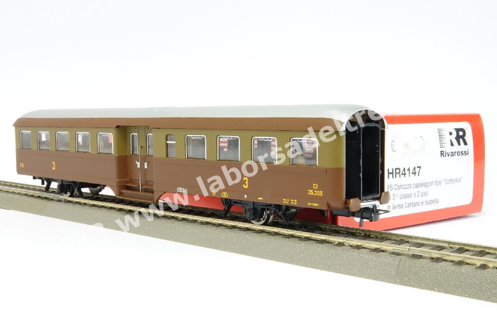Rivarossi - HR4365 Set tre carrozze a carrelli FS Italia tipo 1946, un bagagliaio, una 1° cl. e una 2°cl., livrea castano, epoca III Rivarossi - HR4365 Set tre carrozze a carrelli FS Italia tipo 1946, un bagagliaio, una 1° cl. e una 2°cl., livrea castano, epoca III