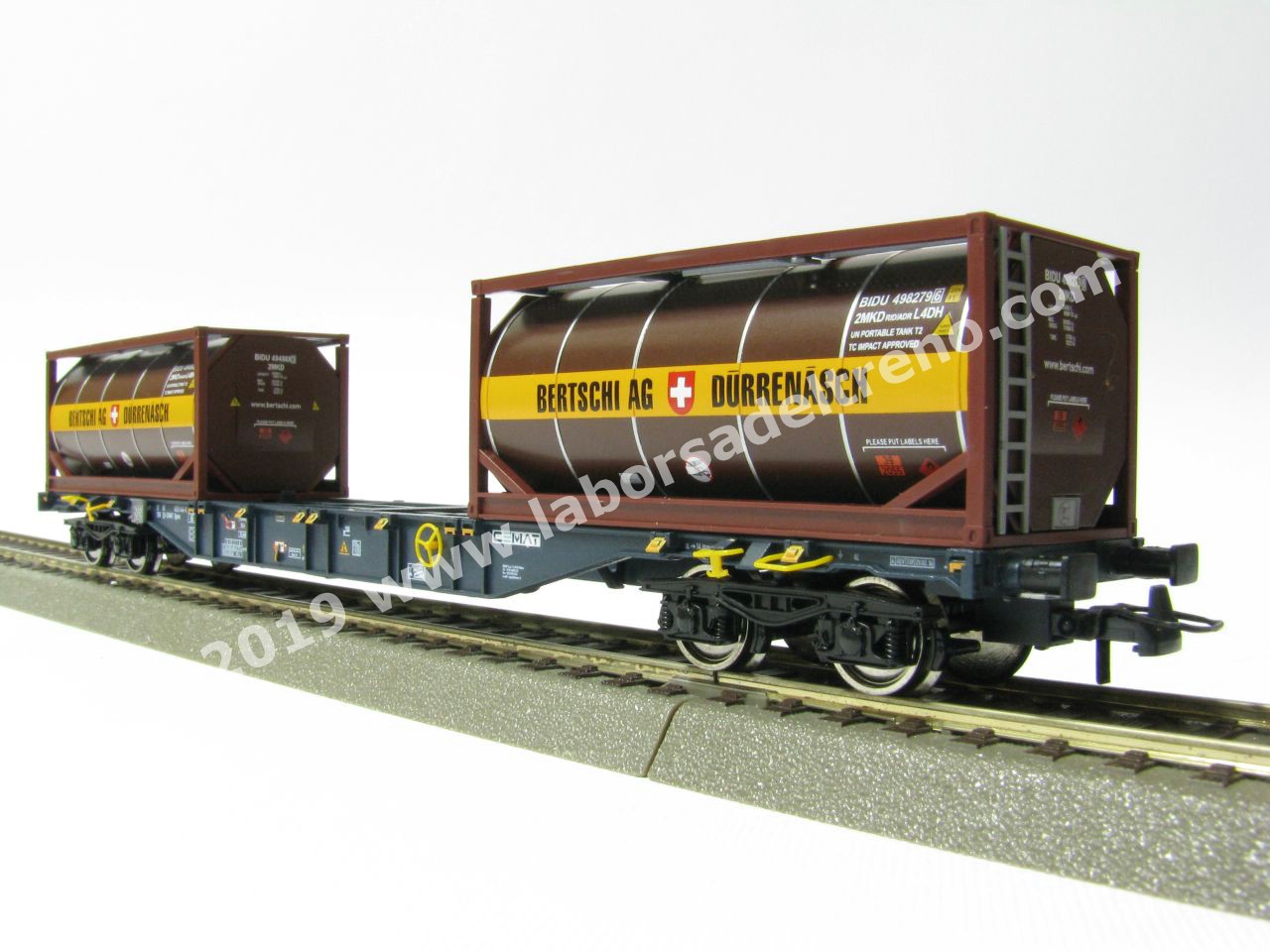 Toyland® - Camion trasportatore a cassone Piatto Scania con Barca a Motore - Scala 1:48 - Ruota Libera (Camion Rosso